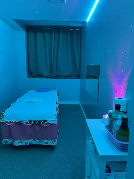 曼哈顿中城 按摩店出售，零事故，卖13.8w，每天15个工左右