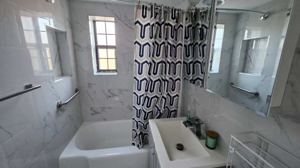 法拉盛 144st 78ave 电梯公寓两房一厅出租 $2500除电全包