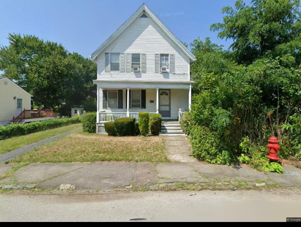 两家庭。四房两厕 一千六尺。 Taunton MA. 开价 三十五万。有兴趣电6178518038