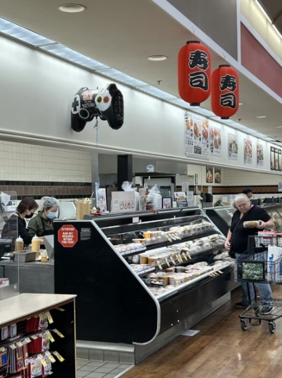 牧场 Alberson 超市内连锁寿司出售，业主已经营四年