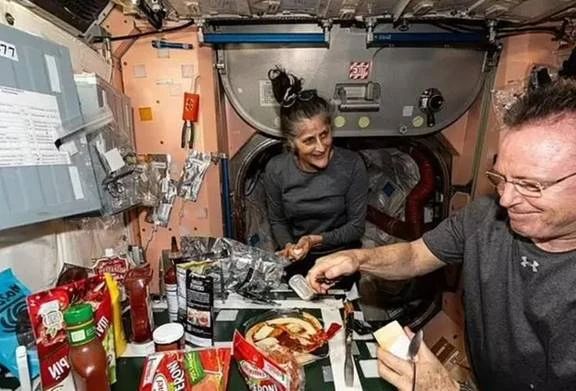 太惨! 美国宇航员被迫流浪太空已超5个月 用尿煮汤 暴瘦成蛇精脸