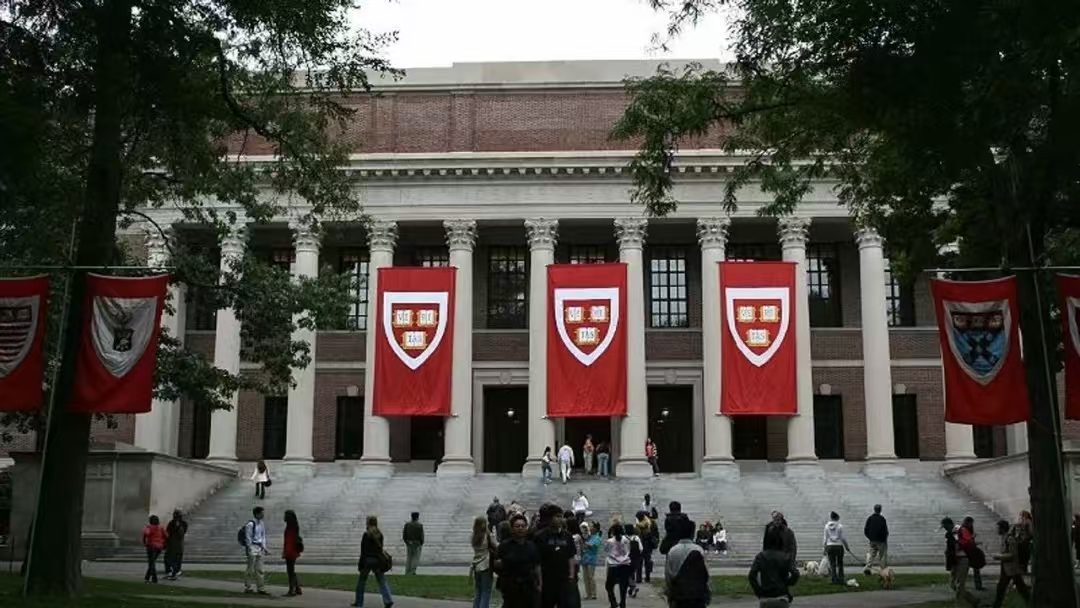 快讯！哈佛被禁止招收国际学生！在读生必须转学！