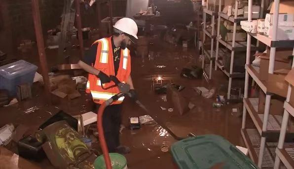 纽约秒变水帘洞！暴雨倾城，地铁被困，上千航班延误！