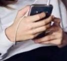 新规：今秋起，纽约公校上课期间禁用手机和智能手表