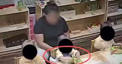 美幼儿园再出“丑闻”！孩子不吃饭被绑在椅子上 华裔校长发文：“她已经被炒鱿鱼”