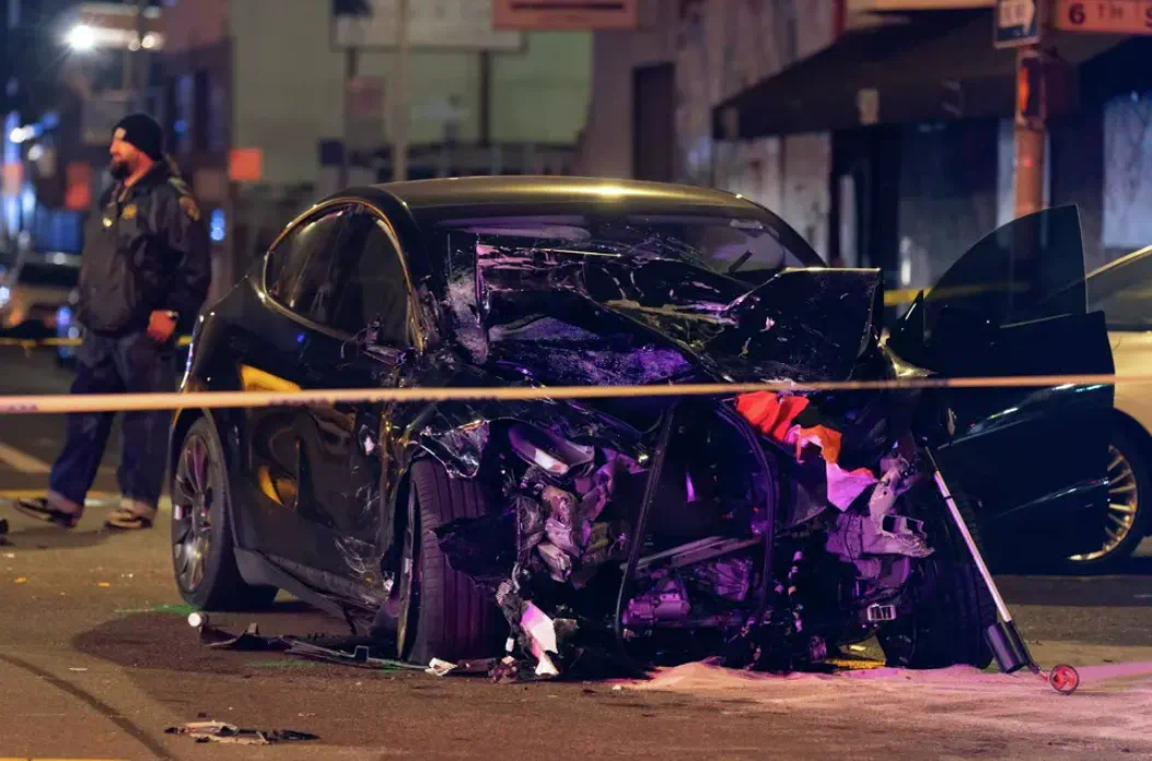 特斯拉又出事？华人连撞6车1死7伤，坚称车辆自动加速