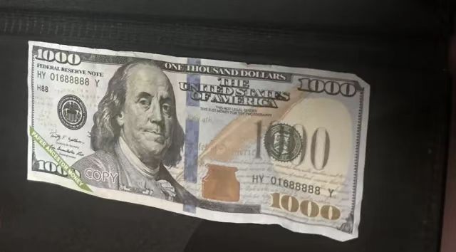 餐馆收银小心！美市面上出现“$1000元”大钞 收银员需甄别！