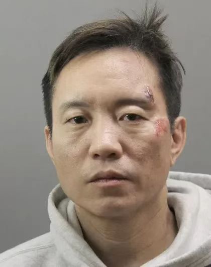 翻车了！华人男子酒驾车祸，当场掏钱贿赂警察遭拘捕