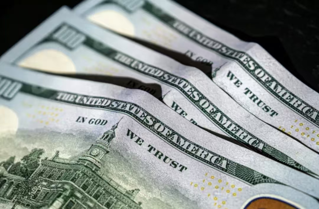 替老板管账却转走850万刀！华女疯狂买豪宅保时捷，还伪造中国授权文件谋脱罪