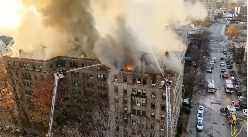 华人梦中惊醒！纽约百年公寓突发5级大火！250户家破人亡！
