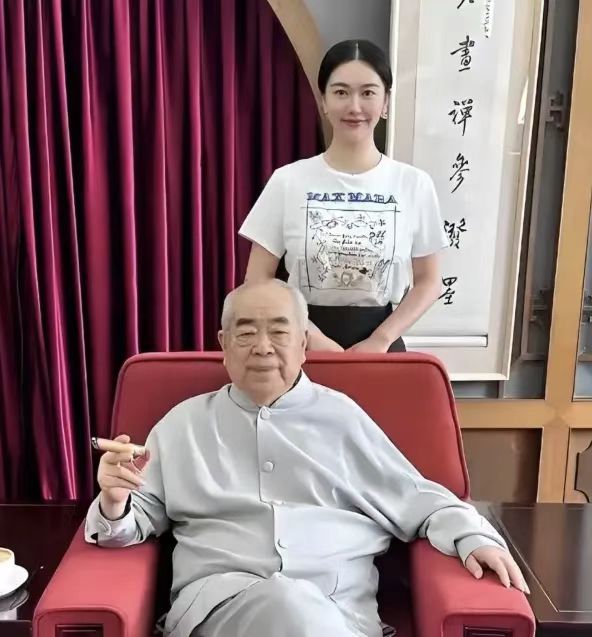 87岁范曾官宣喜得独子！与女儿继子断绝关系：从此三口之家再无往来