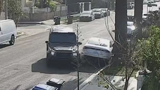 听说家中遭窃，洛杉矶女子飙车回家，直接撞击小偷逃跑汽车