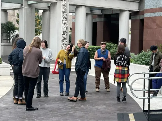 涉嫌策划跨年恐袭 华女出庭否认指控　庭审现场获支持者示好引关注