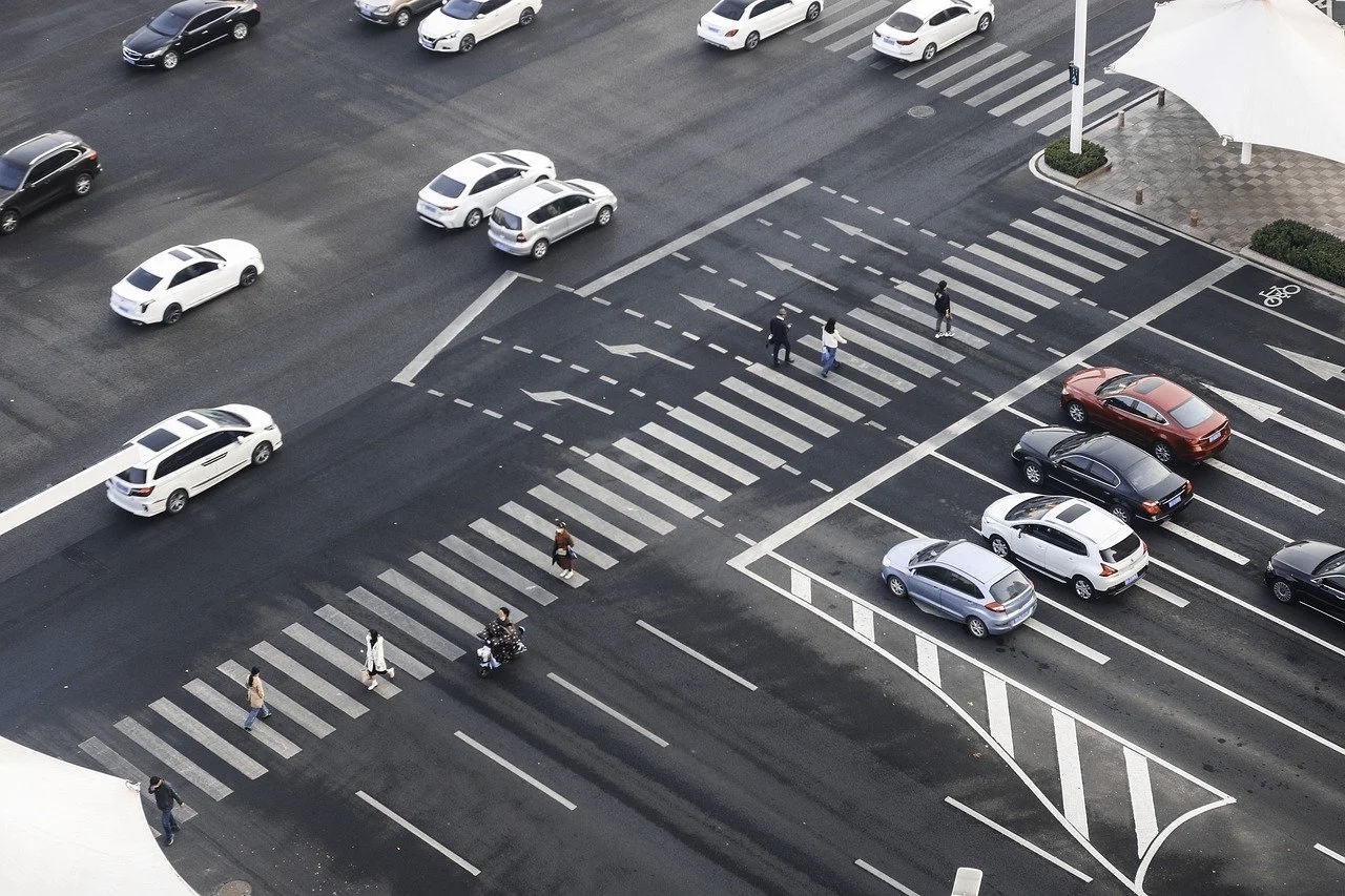 加州新年新规上路：酒驾“锁车”、$1000罚单与AI摄像头成路网新常态