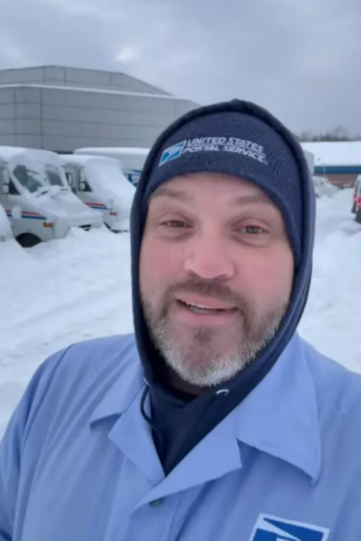 暴雪埋车却要求上班，美国邮差发帖求助，结果被停职停薪