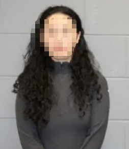 44岁华女“掌控全场”！被人举报后便衣警员上门 先抓了员工 再逮捕她