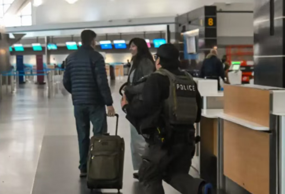 爆冲突！ICE进驻纽约机场被骂：“滚回你主子身边去”！无证妈妈当众被便衣按倒在地 女儿哭着看她被带走！众人恐慌！