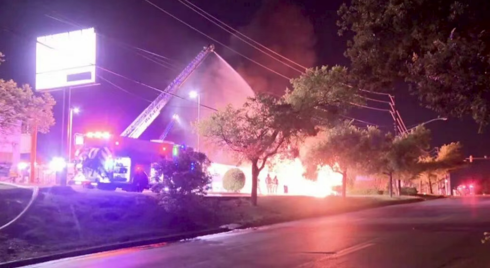 得州油罐车深夜撞车起火，载9000加仑汽油爆炸，司机严重烧伤