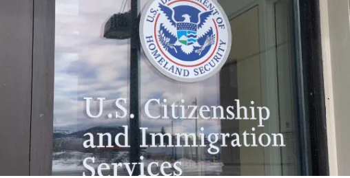 移民局（USCIS）开始翻旧账！前几年这样拿身份、用绿卡拿福利的 将重新审查