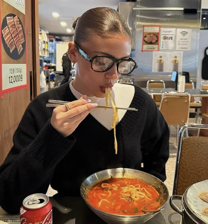 每月花$10000美元点外卖！27岁美女因“吃太多”被骂上天 但餐馆人和外卖郎却有不同看法