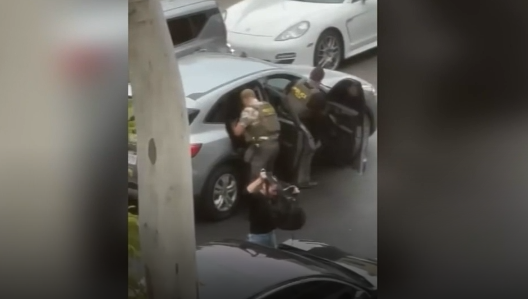 前员工一个举报，ICE直接上门！洛杉矶人气餐厅老板被按倒拘留