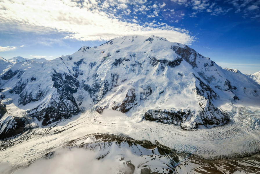 攀登北美最高峰酿悲剧：3名登山者坠落身亡，1人获救！